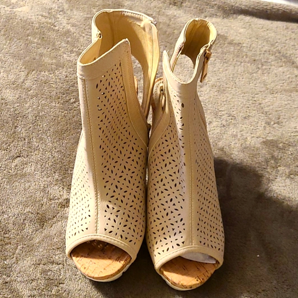 Cream shoe booties 8 women's